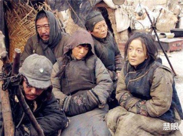 「黄巢」逃亡路上，妇人抱着大孩子，却让幼子走路，一道士见后：必有蹊跷！