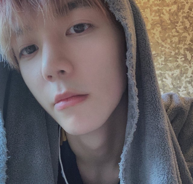 张丹峰|洪欣晒照为儿子庆生，让儿子不要再长高，一家人合照独缺张丹峰