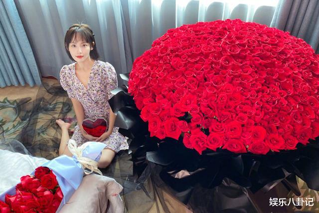 『张嘉倪』520告白日，张嘉倪隔空秀恩爱，艾特买超称花太大，拍照快累死了