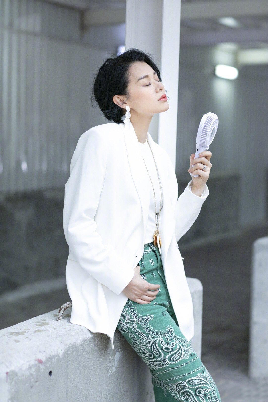 西装|黄圣依剪了短发像换了个人，穿白色西装套装亮相，一看就有气质美