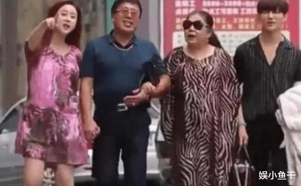 『韩素媛』59岁公公和43岁儿媳十指相扣逛街，24岁老公却靠边站，真是刷三观