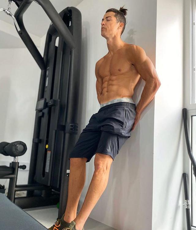 尤文图斯：欧冠1/8决赛，1-0负里昂，尤文图斯晋级概率50%，C罗：会夺取欧冠