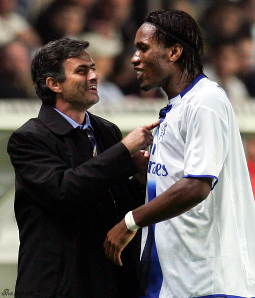 穆里尼奥|穆里尼奥上任热刺主帅后,邀请过德罗巴,换成曼联高层就不会答应