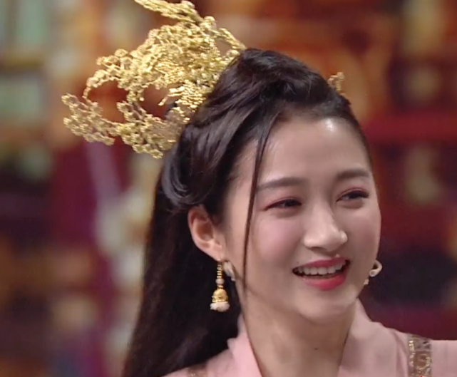 「关晓彤」关晓彤出场站错位,谁注意她调换位置的方式,难怪都说她机灵