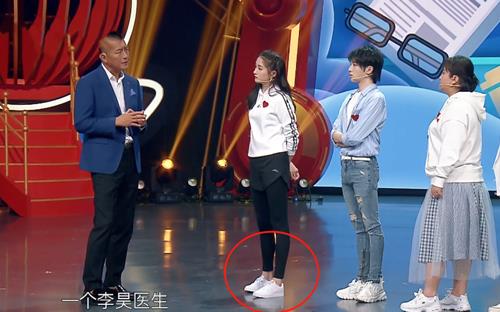 『关晓彤』谁说小白鞋过时了？看到关晓彤上脚效果，网友：果断放弃AJ