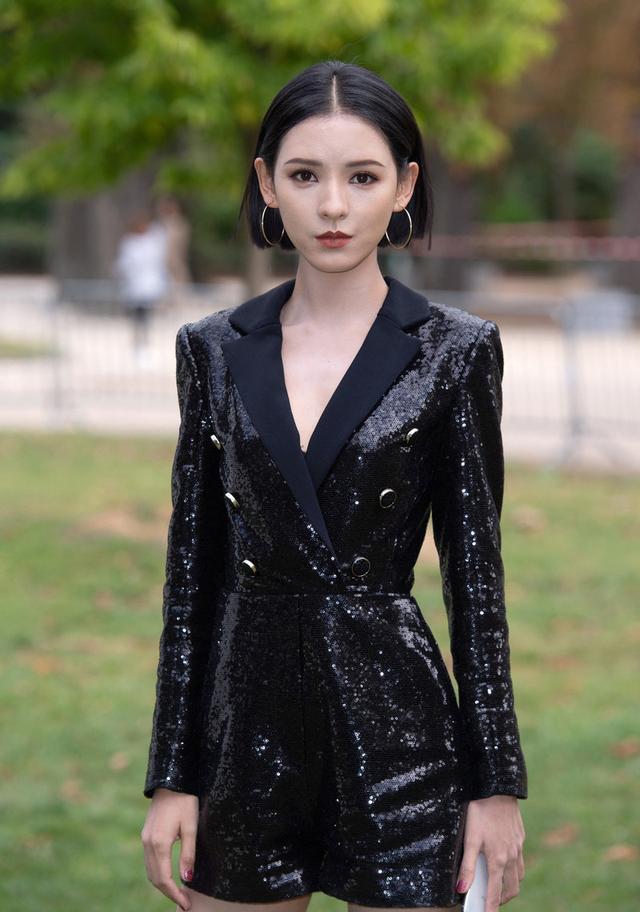 「西装」张予曦短发A爆了，亮片西装穿出“特工感”，“酒杯腿”真抢镜