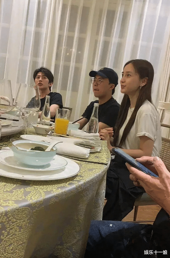 Angelababy|刚曝和黄晓明婚变，杨颖和男性玩到深夜？亲密合影流出：打扰了！