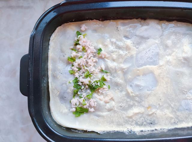 玉米▲教你肠粉的简单做法，米皮Q弹，内馅鲜香，蘸酱汁一口一口吃不够