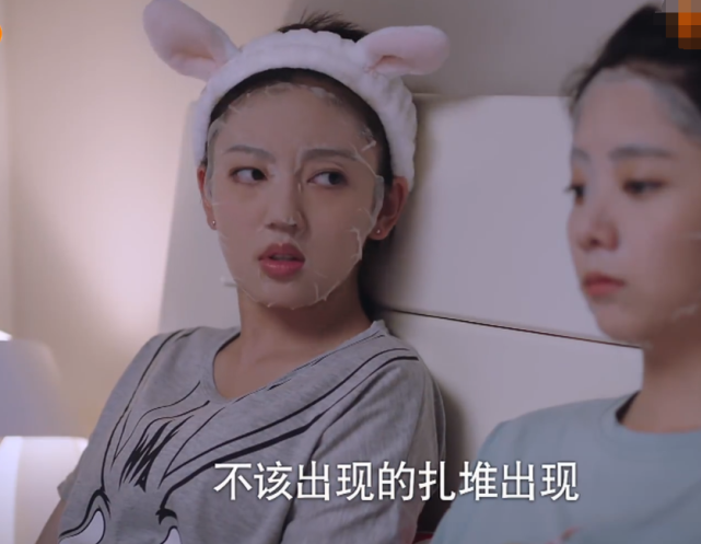 面膜|李尖尖和闺蜜一起敷面膜，别人都是素颜，看到她的眼影，被吓到了！