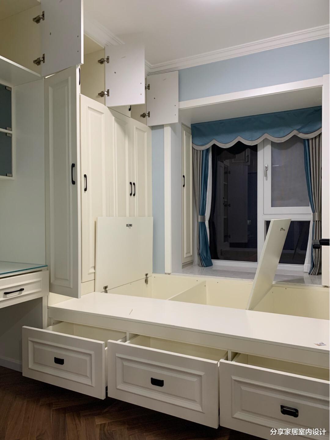 |朋友家刚完工的新房，打扫干净真心漂亮，吊顶贴金属线条很抢眼