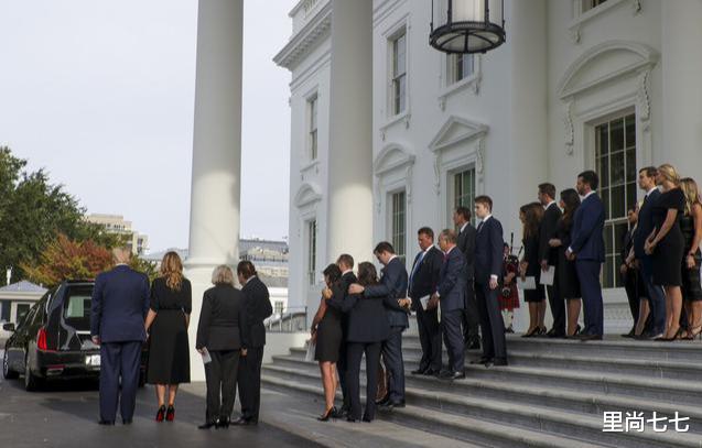 特朗普|弟弟葬礼特朗普一家送别！梅拉尼娅踩红底鞋，幼子站前排长子靠后