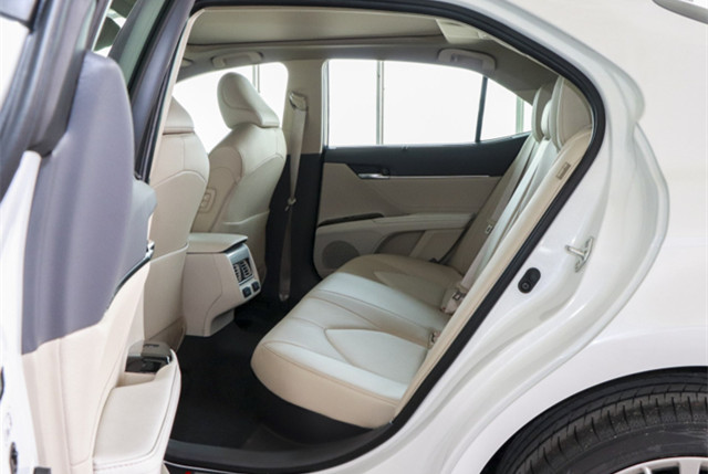 日产轩逸|终于扳倒帕萨特、迈腾，标配10气囊，接近0异响，30天甩17414辆