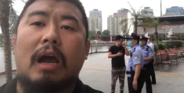 「姚明」继徐晓冬被警察教育后，一龙：带帮不懂的人搏击就像十年前百姓擂台