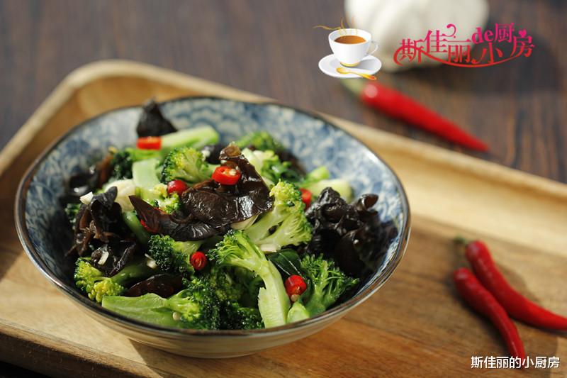 「西兰花」木耳和它是绝配,堪称“肠道清道夫”,一周吃3次清肠瘦腰减肚腩