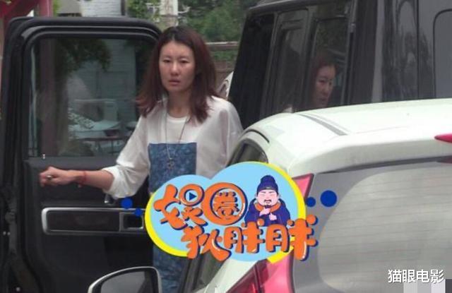 王宝强▲王宝强女友素颜现身，头发凌乱眼神迷离，开宝强豪车疑好事将近