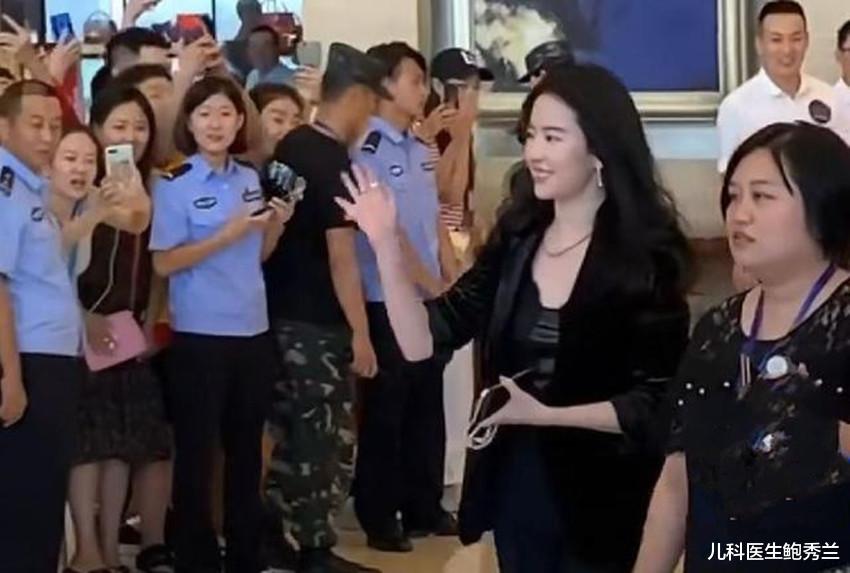 刘亦菲|刘亦菲近照曝光，胖成“中年妇女”，路人镜头下的她：天仙下凡？