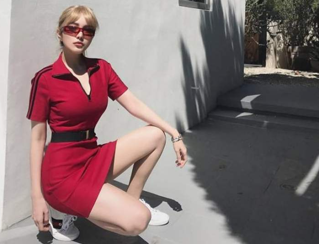 「勒布朗·詹姆斯」165周扬青多壕？坐湖人VIP席获詹皇偷看，手机界面全是联系人