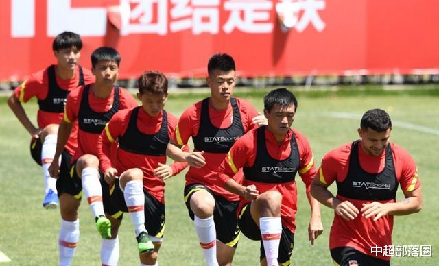 国足■国足首发曝光！李铁主打433，2大归化前锋搭档，蒿俊闵杨旭将替补