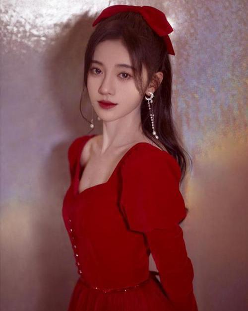 [鞠婧祎]鞠婧祎太自信了，别人戴钻石她戴石榴皇冠，五千年难遇的盛世美颜