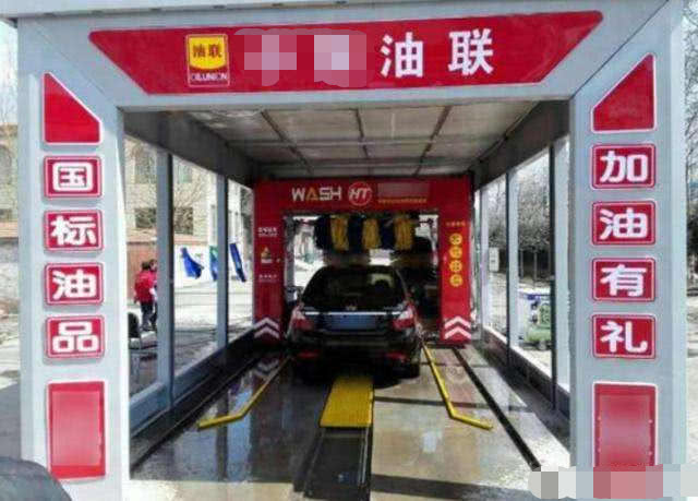 #汽车保养#私人加油站便宜还免费洗车，却从不亏本，员工讲出其中原因