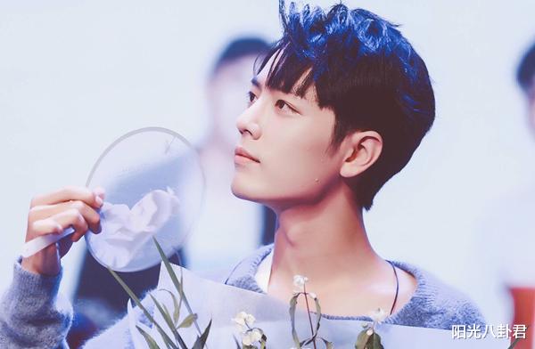 「肖战」《极限挑战》正式开录,肖战现身路透照,笑容灿烂与众人打成一片