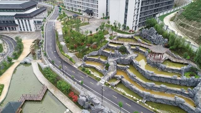 话晴空|7.1亿元建起豪华中学！脱贫摘帽县如此办校引争议，多个领导办公室面积疑似超标