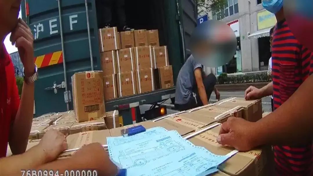 民警|1000多箱茅台翻车了，满街酒香！司机崩溃：赔不起啊……