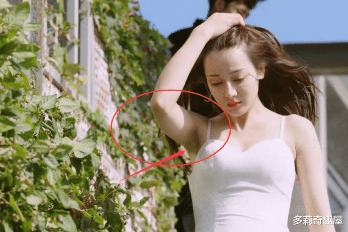 迪丽热巴撩头发,却被"腋毛"抢镜,粉丝不淡定了!