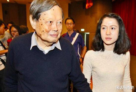 [杨振宁]杨振宁原配杜聿明长女，看到照片，才明白因何娶相差54岁硕士翁帆