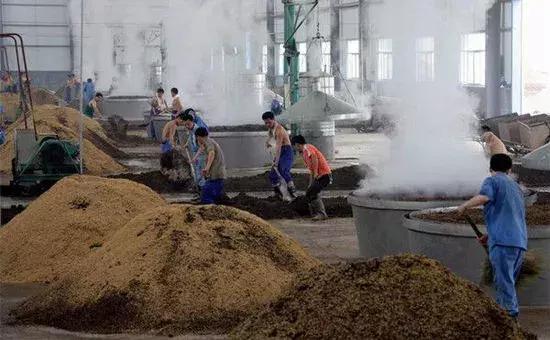 「」还敢喝那么便宜的酒吗？看看你几块钱喝的“酒”到底是什么