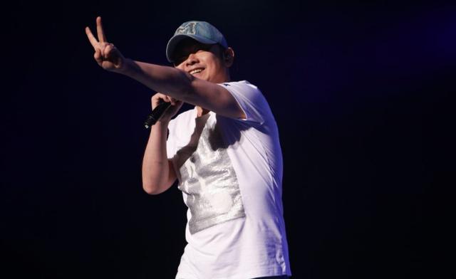 「刀郎」巅峰时期无人能敌,“横扫乐坛”后退隐的刀郎,如今怎么样?