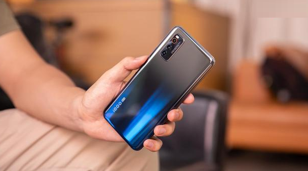 『iqoo neo』同为12GB+128GB，还都支持骁龙865，价格却有天壤之别