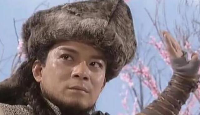 黄日华|为啥黄日华版乔峰一直戴着帽子？当他摘下帽子后，原谅我笑出了声