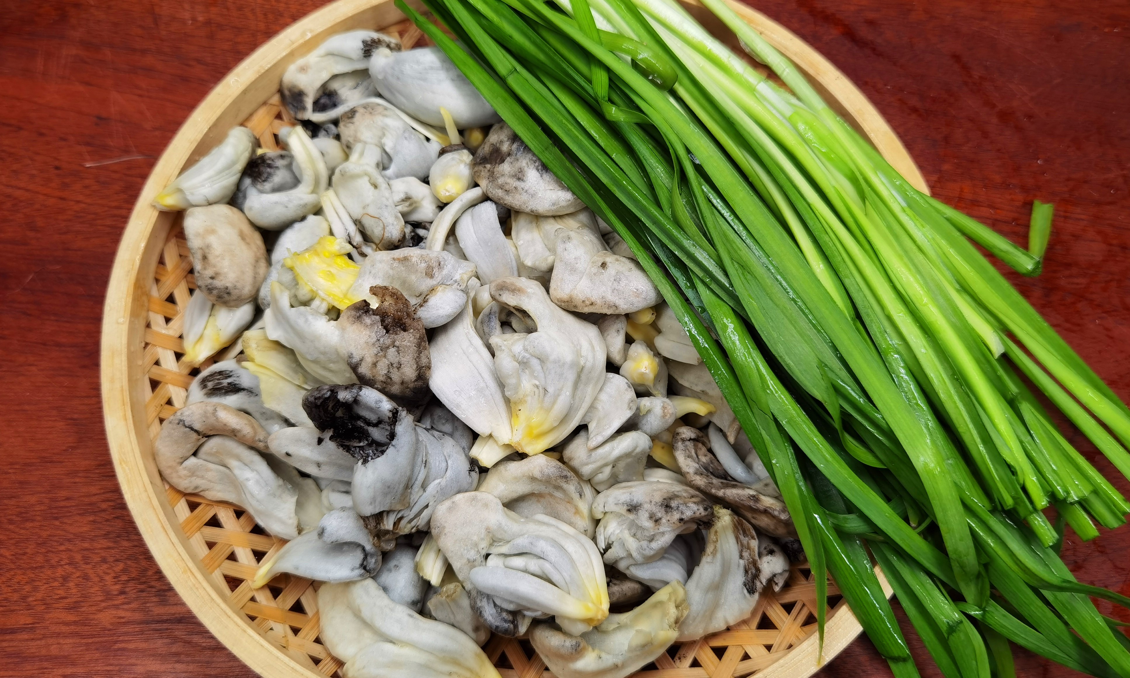 玉米|此菜和玉米共生，农民见到就头痛，老外却拿它当美食，9美元1斤