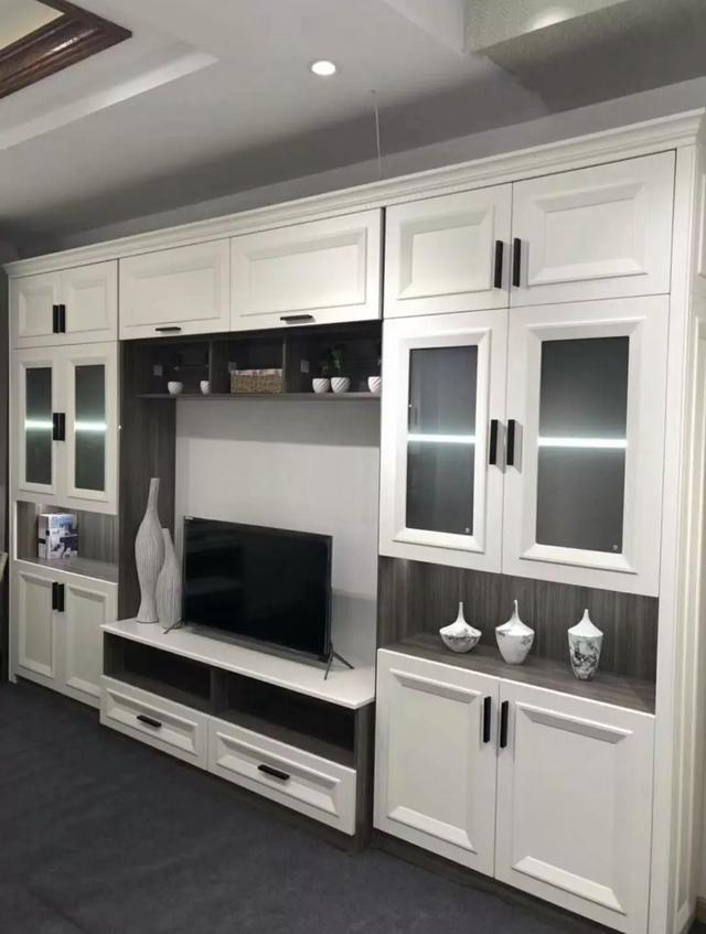 老年小妙招|背景墙花5000打一排柜子，收纳空间翻倍，还有颜值，别再留白墙