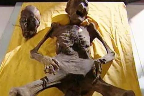 ▲清朝女子因难产昏迷，以为死了被下葬，百年后墓中景象太惨