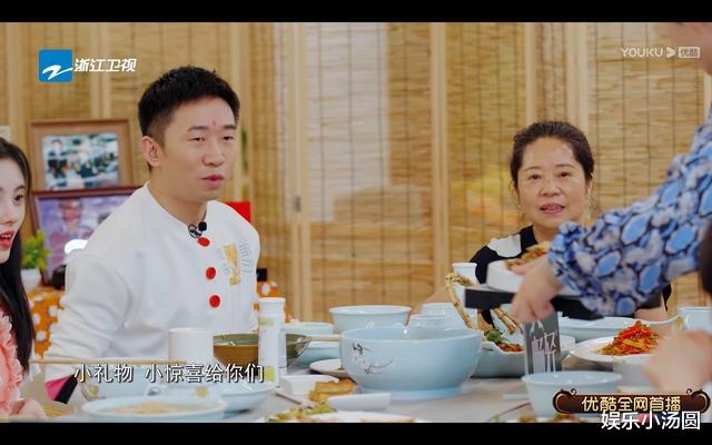 范丞丞|《青春环游记》众人光顾着聊天，谁注意到了范丞丞？教养一目了然