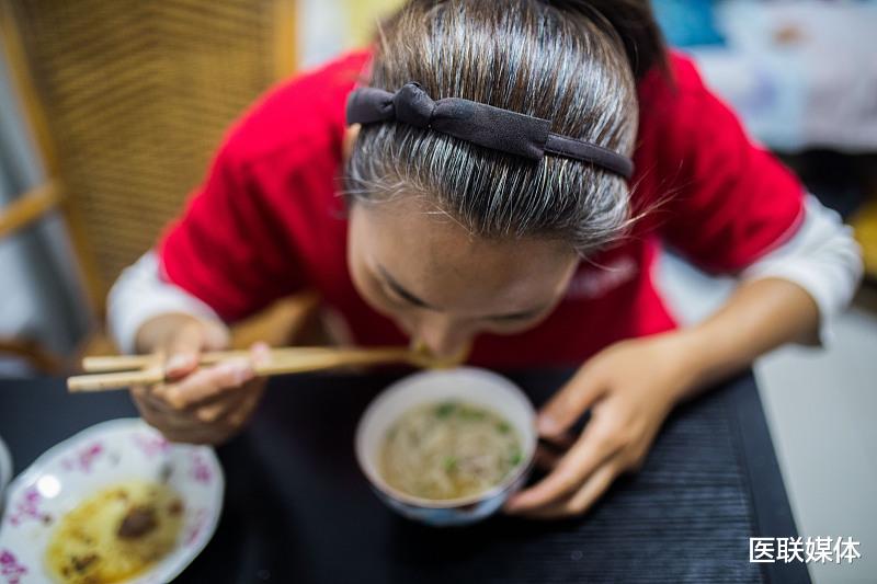 黑色素|白发莫名增多？或是这3大营养素缺乏导致，抓紧补回来