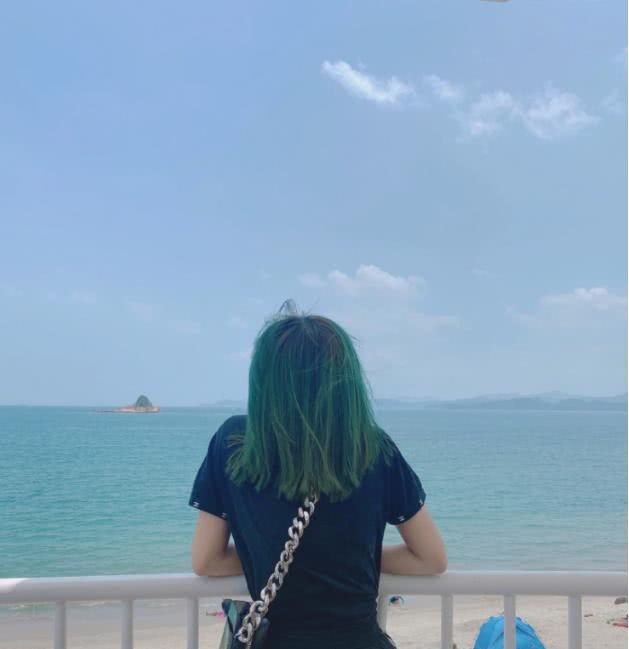 『程潇』程潇不愧是“火箭少女”，海边绿发随风摇曳，果然是酷女孩儿