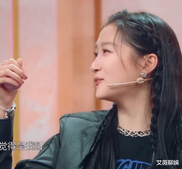 #关晓彤#关晓彤生理期被泼水，妆容掉一半后脸色苍白，现场瞬间鸦雀无声