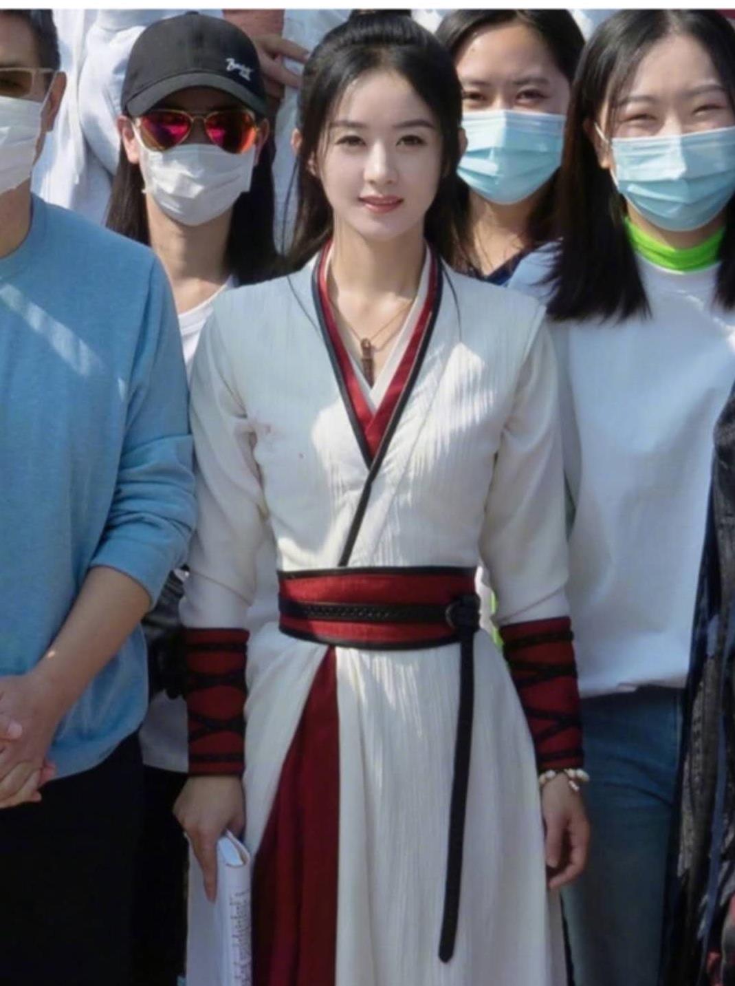 赵丽颖■赵丽颖《有翡》杀青照生图被曝，无滤镜状态下，脸与脖子肤色对比太真实