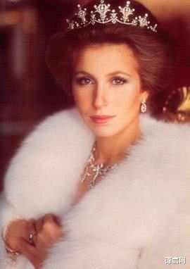 英国：全球王室最有钱的12位女眷：夏洛特小公主排第一，比妈妈还土豪