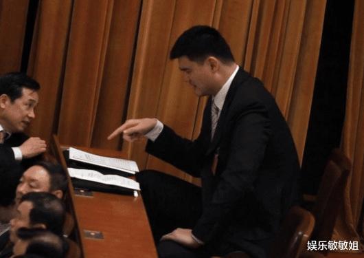 「姚明」继姚明喝水像口服液以后，姚明玩手机又引围观网友好奇他怎么打字