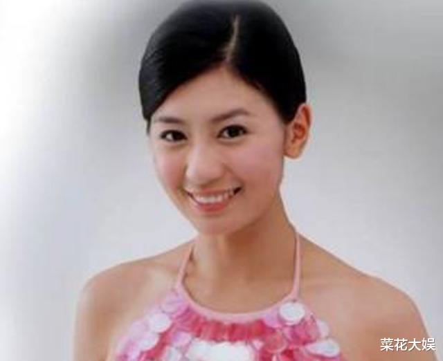 贾静雯|19岁拔掉父亲氧气管，36岁赔前夫2000万，嫁小9岁老公却被宠成公主