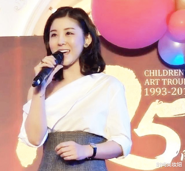 #穿衣搭配#李小萌瘦下来真惊艳，穿斜肩衬衫配腰封好高级，齐肩短发太减龄