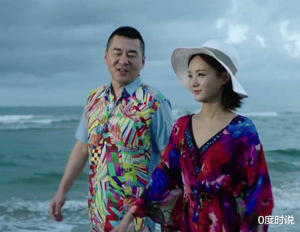 「李一桐」49岁陈建斌搭档29岁李一桐，穿上情侣装，网友：像亲子装