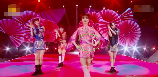 金莎|《乘风破浪》金莎失误，以为是道具问题，看清她的舞蹈动作才明白