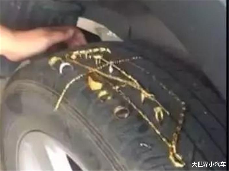 轮胎|轮胎缝被塞入“汽车杀手”，车主却高兴坏了：这种“好事”多来点！