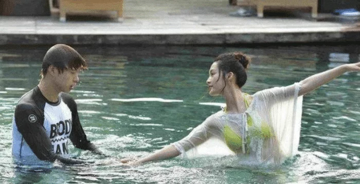 「魏大勋」有种“猪队友”叫魏大勋！随手扯开李沁外套，却发现李沁的泳裤只有3厘米