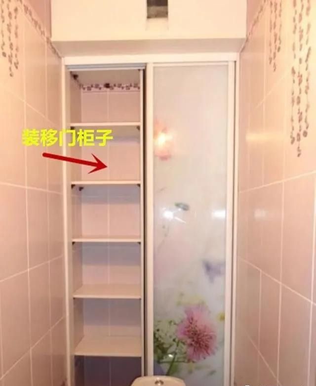 |房子很贵,马桶后方空间别浪费,打个柜子包到顶,再装扇移门!